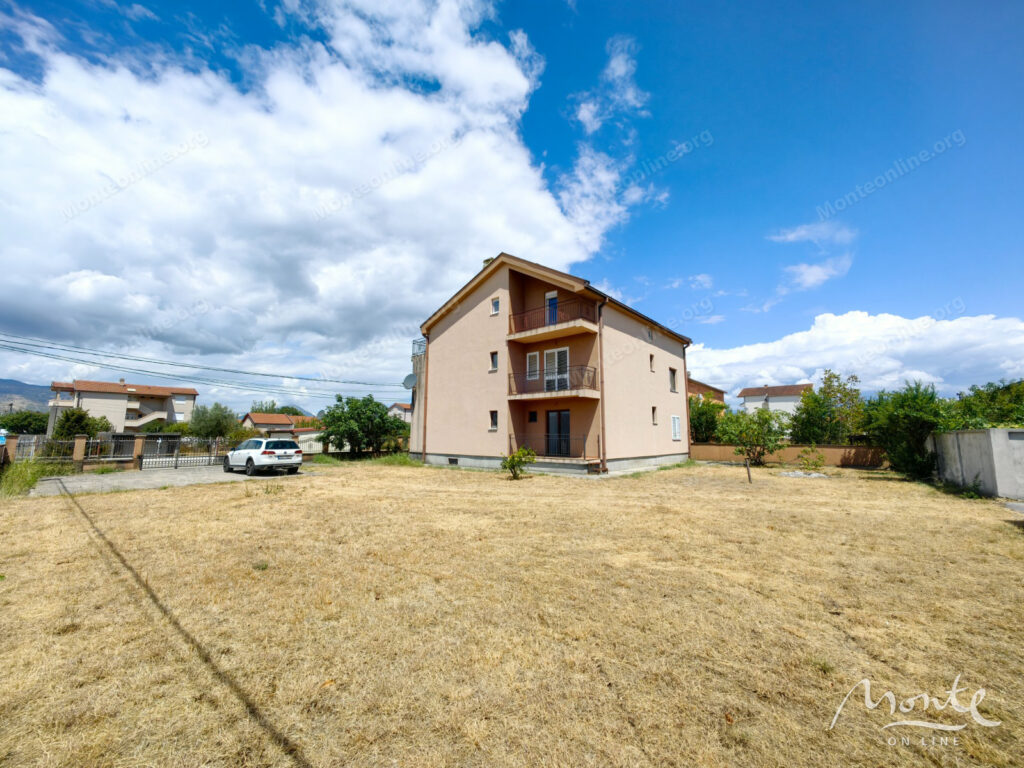 dom s 4 kvartirami i bolshim uchastkom v donya goricza podgoricza 03