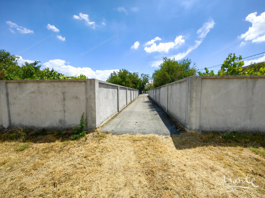 dom s 4 kvartirami i bolshim uchastkom v donya goricza podgoricza 05