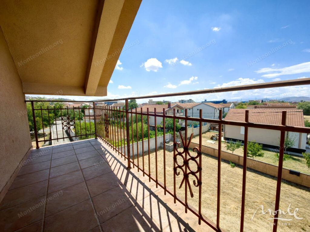 dom s 4 kvartirami i bolshim uchastkom v donya goricza podgoricza 06