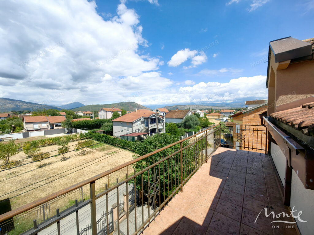 dom s 4 kvartirami i bolshim uchastkom v donya goricza podgoricza 08