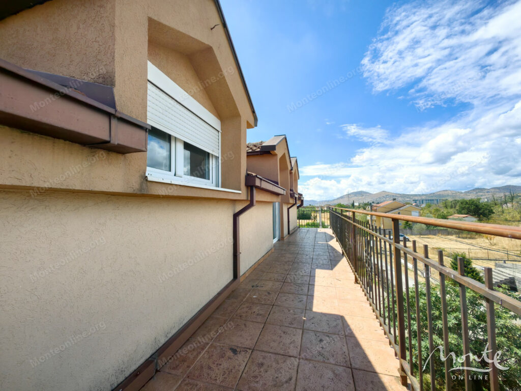 dom s 4 kvartirami i bolshim uchastkom v donya goricza podgoricza 11