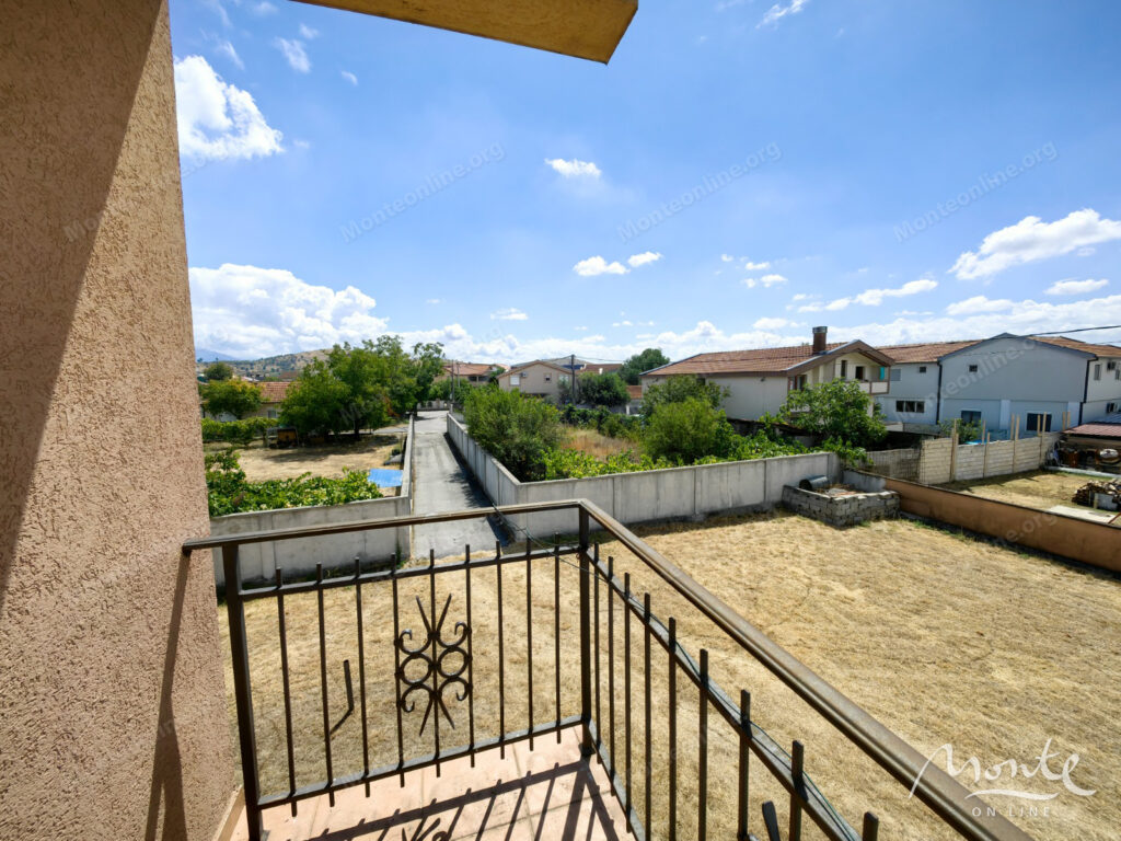 dom s 4 kvartirami i bolshim uchastkom v donya goricza podgoricza 14