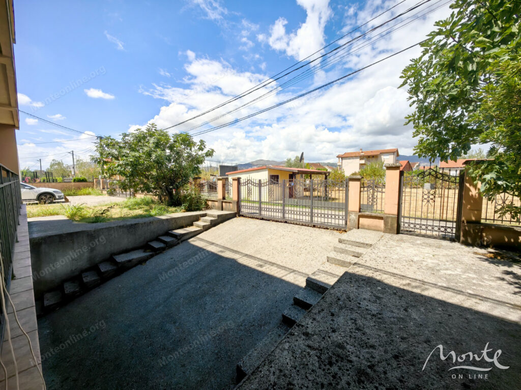 dom s 4 kvartirami i bolshim uchastkom v donya goricza podgoricza 16