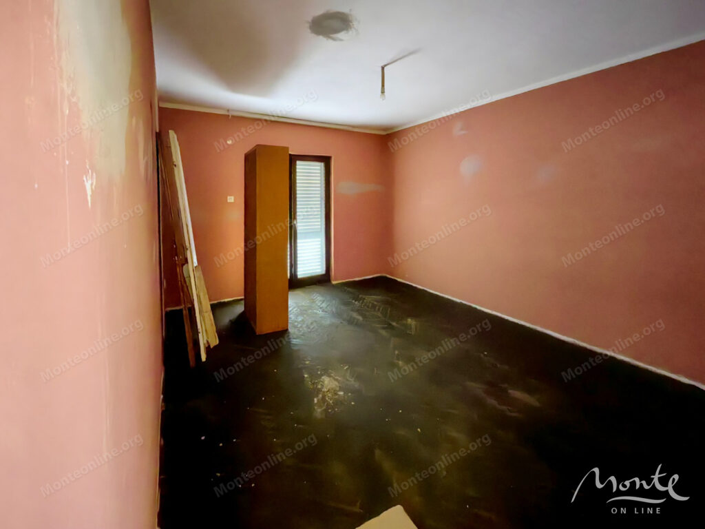 dom s 4 kvartirami i bolshim uchastkom v donya goricza podgoricza 22