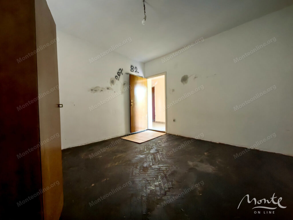 dom s 4 kvartirami i bolshim uchastkom v donya goricza podgoricza 23