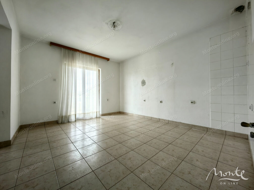 dom s 4 kvartirami i bolshim uchastkom v donya goricza podgoricza 25