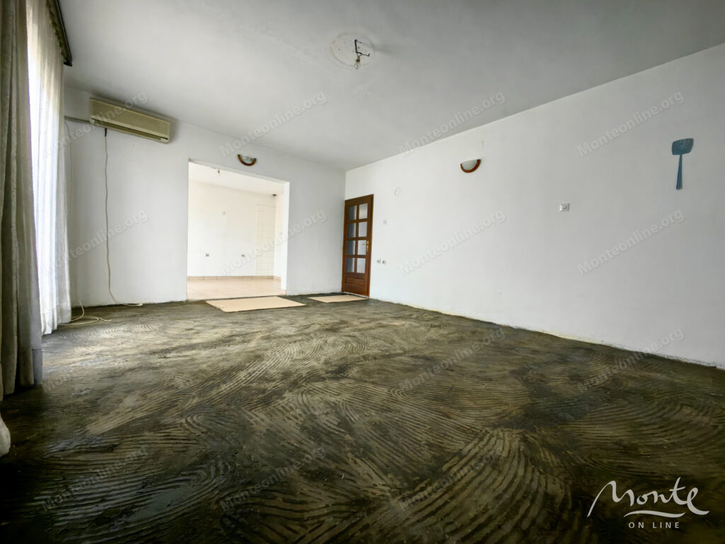 dom s 4 kvartirami i bolshim uchastkom v donya goricza podgoricza 27