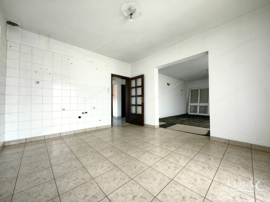 dom s 4 kvartirami i bolshim uchastkom v donya goricza podgoricza 28