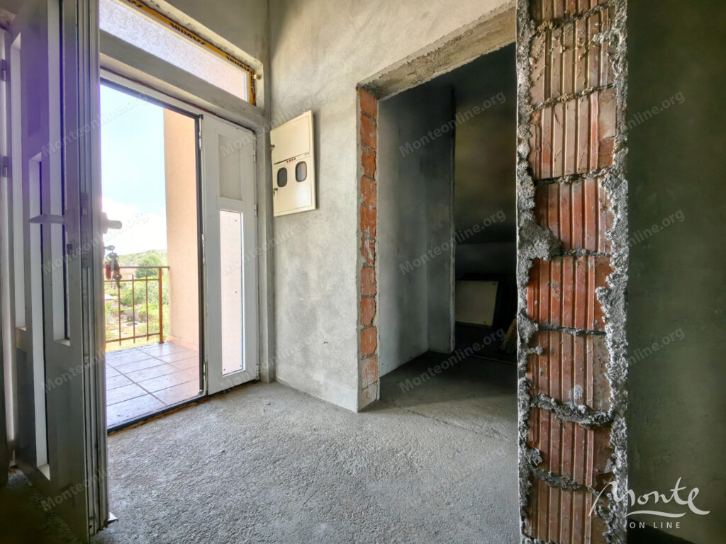 dom s 4 kvartirami i bolshim uchastkom v donya goricza podgoricza 32