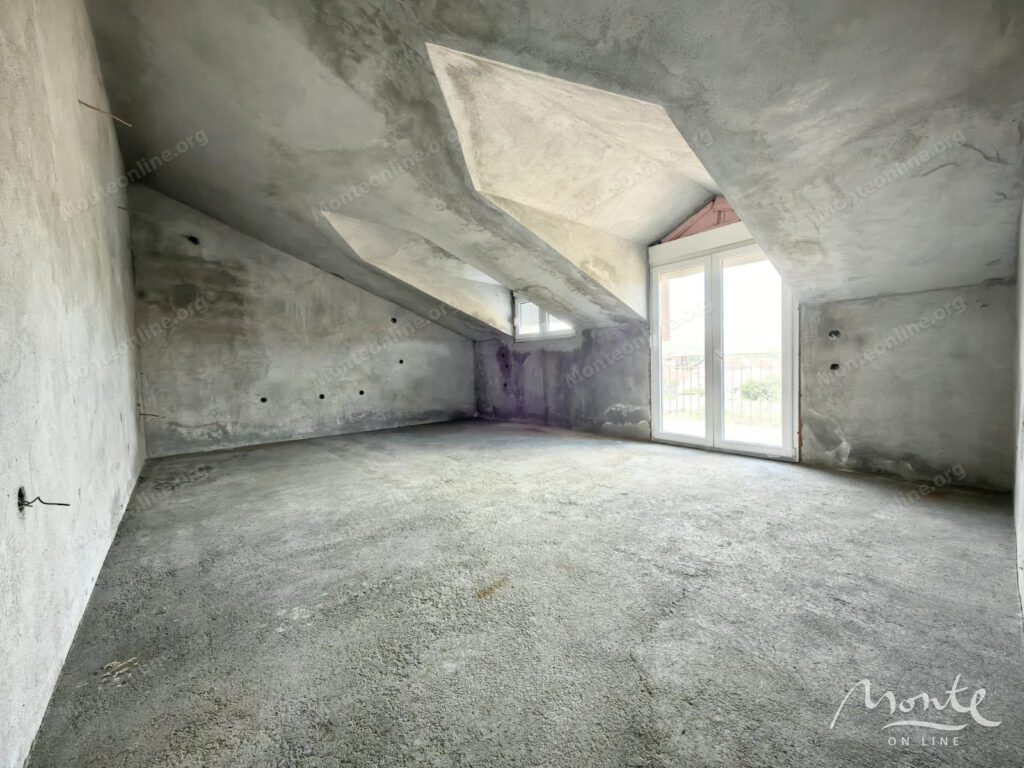 dom s 4 kvartirami i bolshim uchastkom v donya goricza podgoricza 35