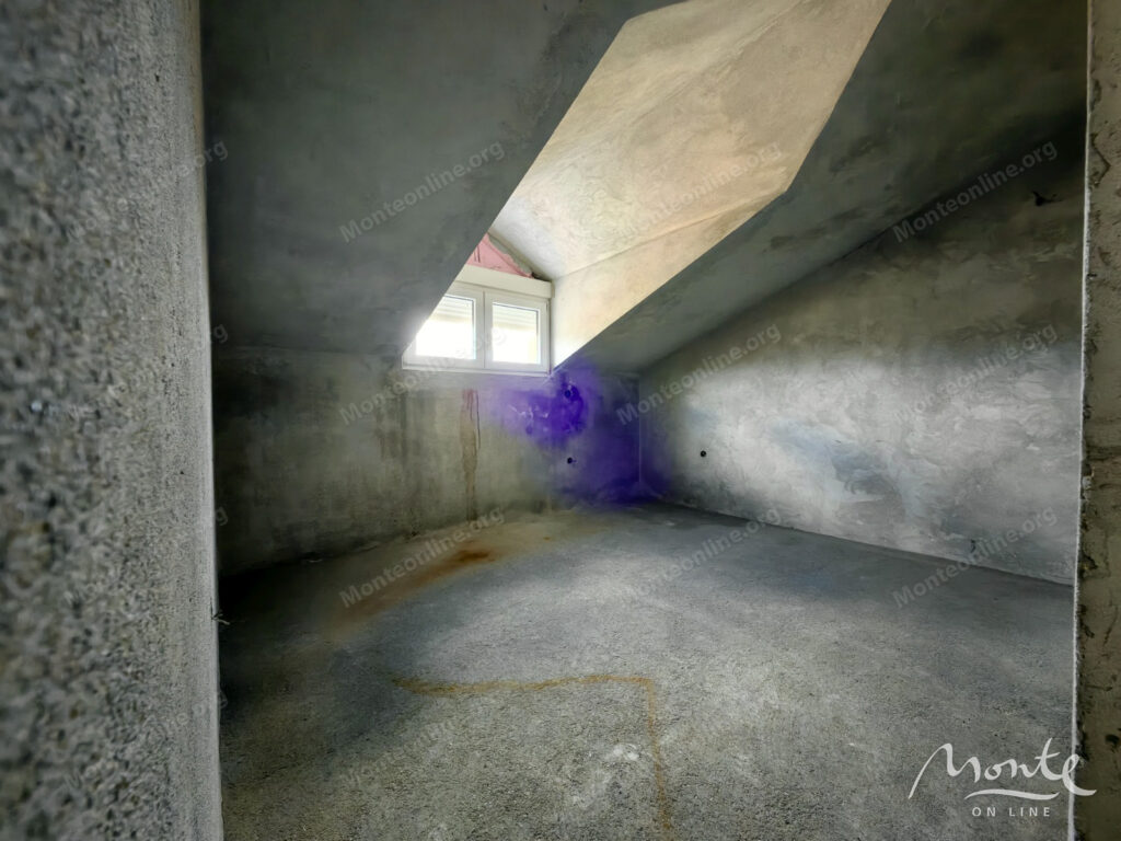 dom s 4 kvartirami i bolshim uchastkom v donya goricza podgoricza 37