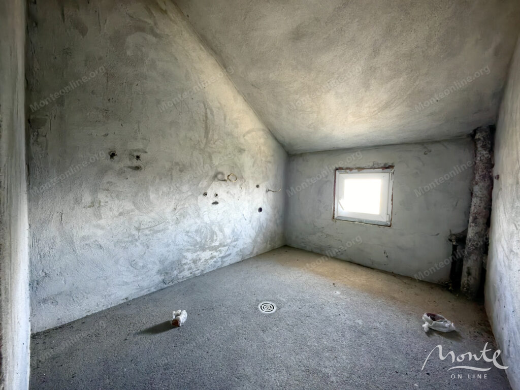 dom s 4 kvartirami i bolshim uchastkom v donya goricza podgoricza 41