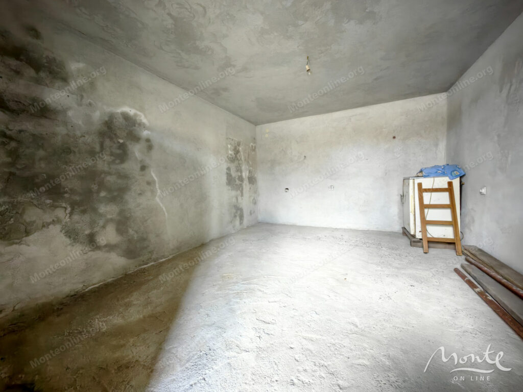 dom s 4 kvartirami i bolshim uchastkom v donya goricza podgoricza 44