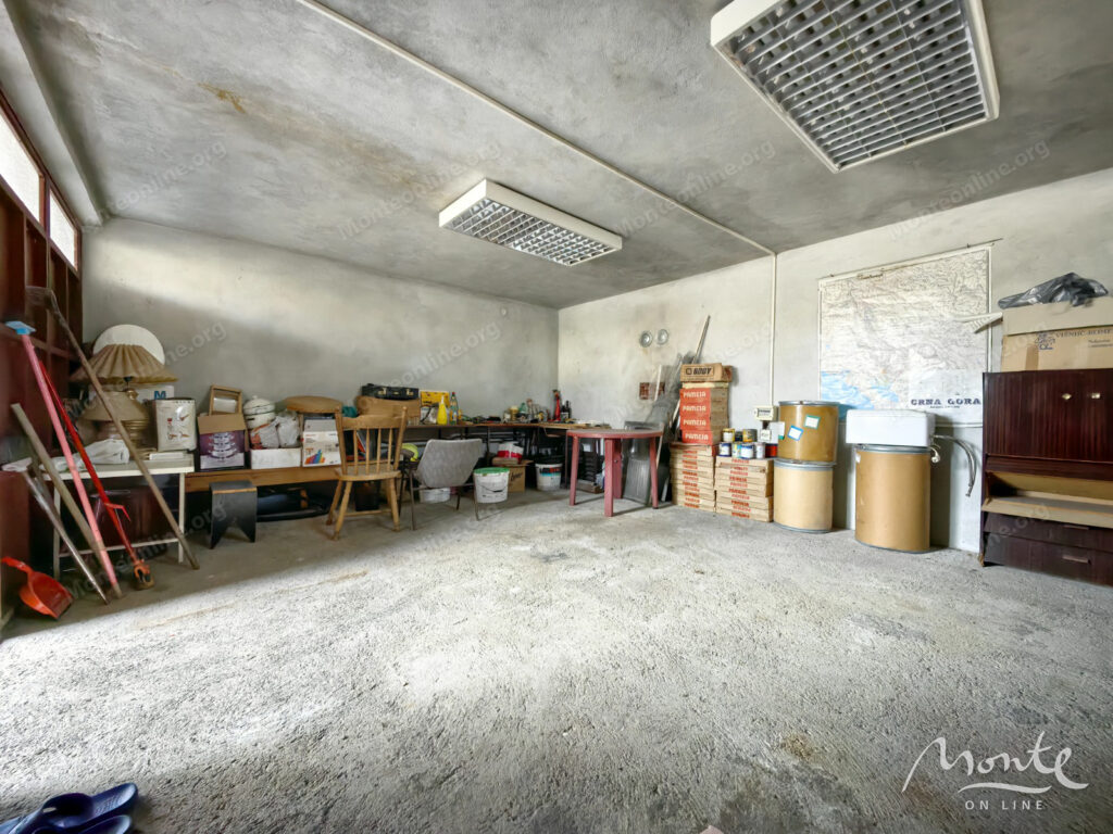 dom s 4 kvartirami i bolshim uchastkom v donya goricza podgoricza 47