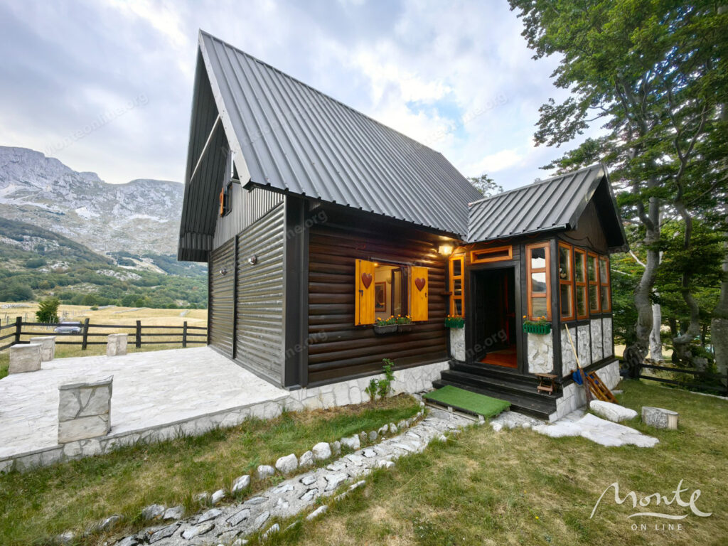 dom s vidom na durmitor u gornolyzhnogo kurorta savin kuk zhablyak 01