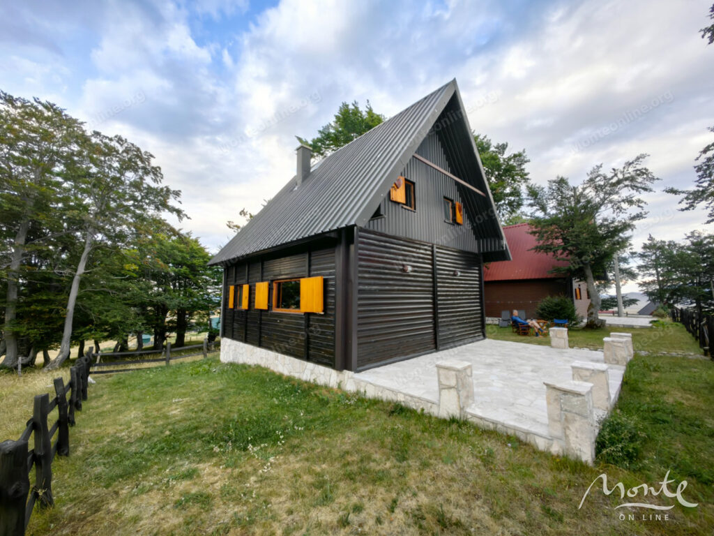 dom s vidom na durmitor u gornolyzhnogo kurorta savin kuk zhablyak 02