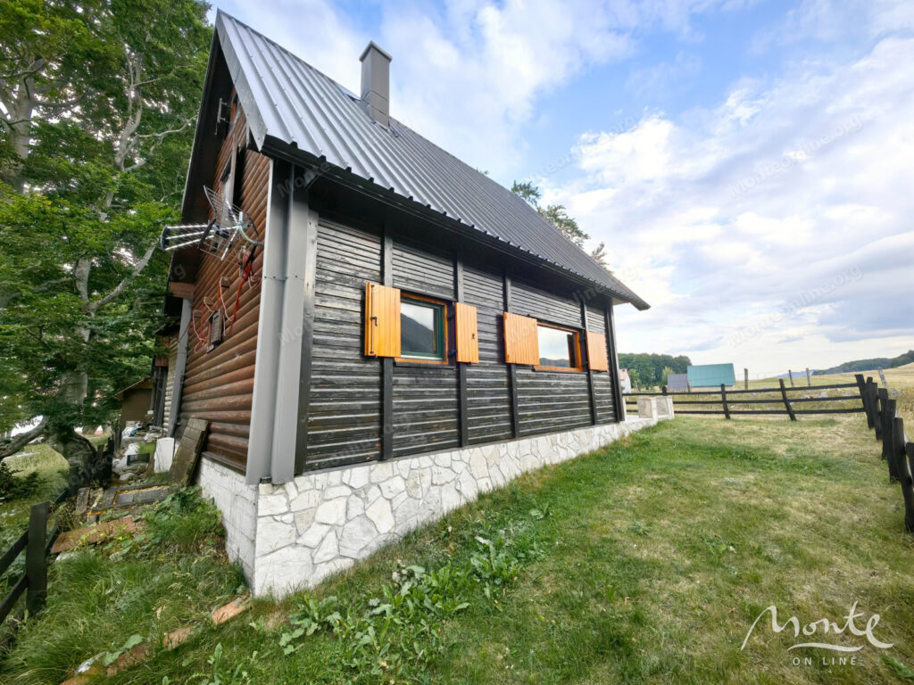 dom s vidom na durmitor u gornolyzhnogo kurorta savin kuk zhablyak 03