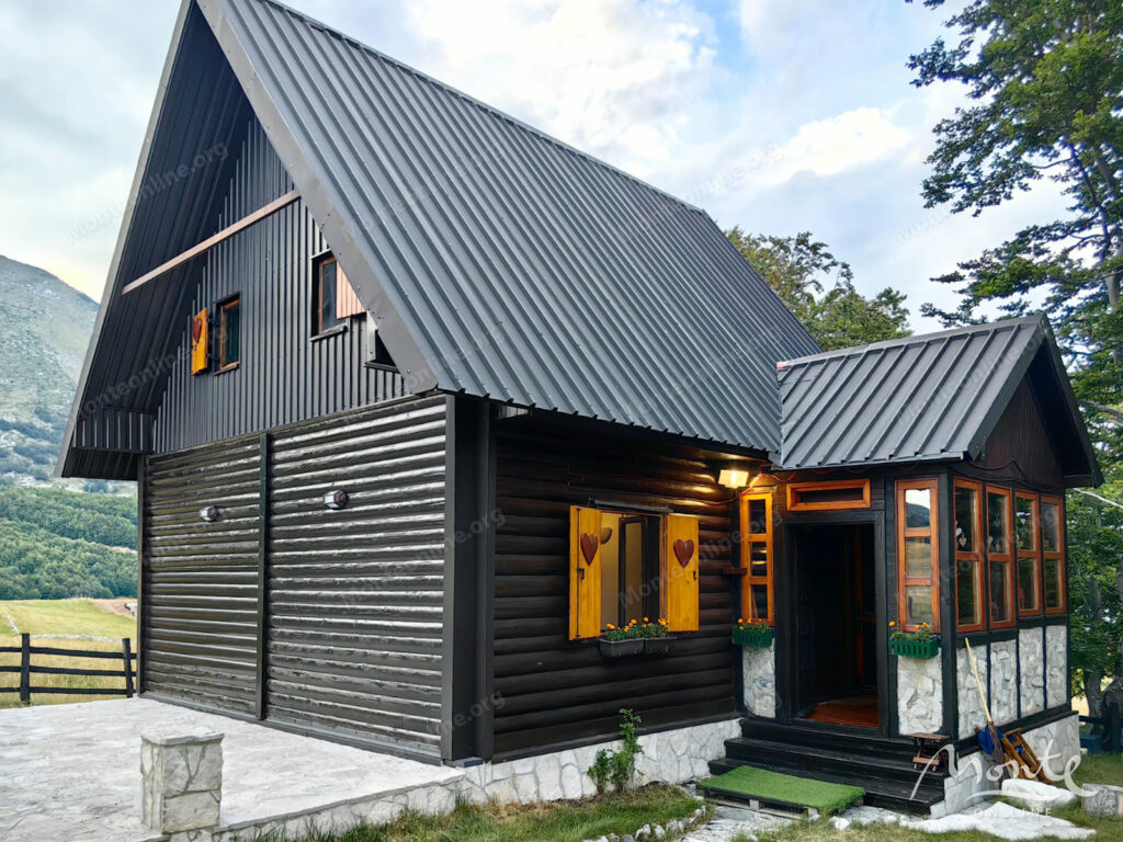 dom s vidom na durmitor u gornolyzhnogo kurorta savin kuk zhablyak 04