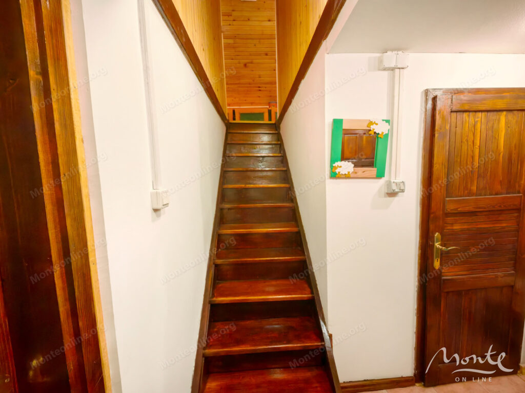 dom s vidom na durmitor u gornolyzhnogo kurorta savin kuk zhablyak 20