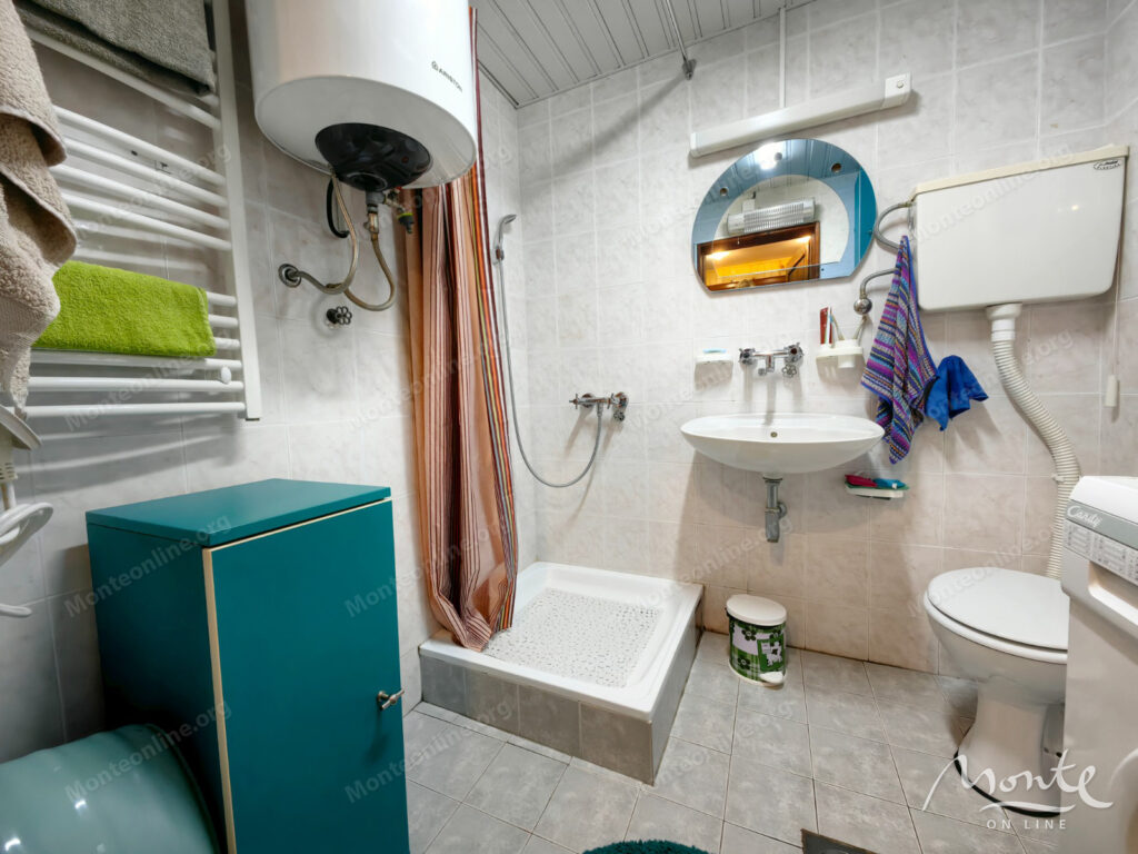 dom s vidom na durmitor u gornolyzhnogo kurorta savin kuk zhablyak 31