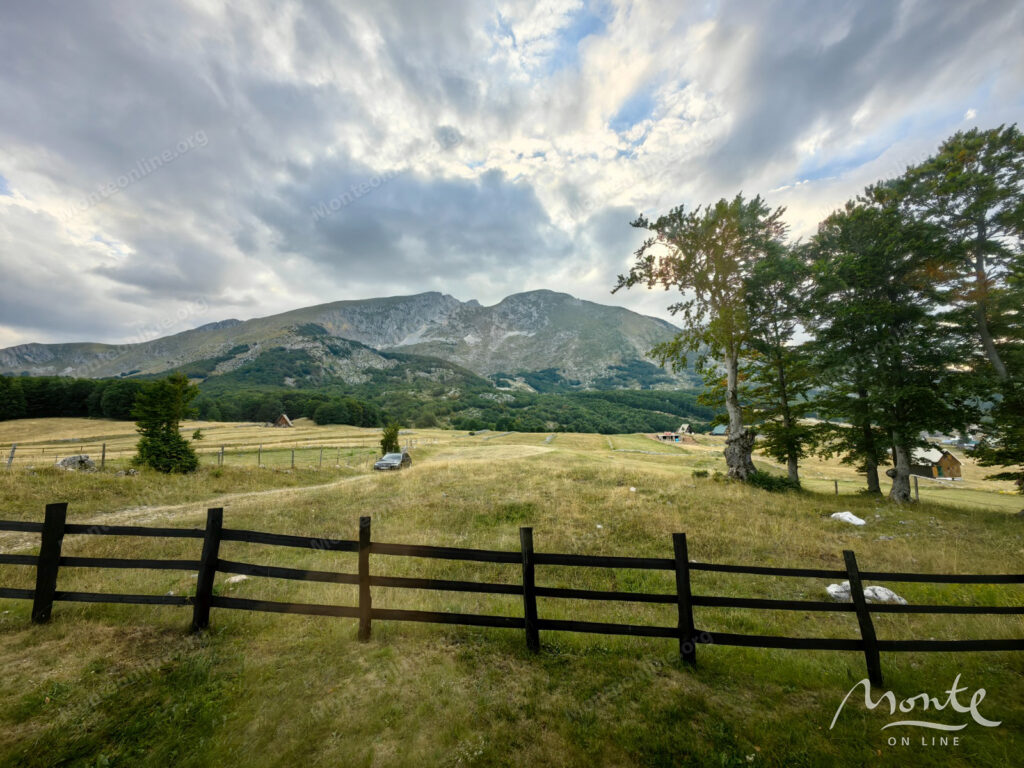 dom s vidom na durmitor u gornolyzhnogo kurorta savin kuk zhablyak 32