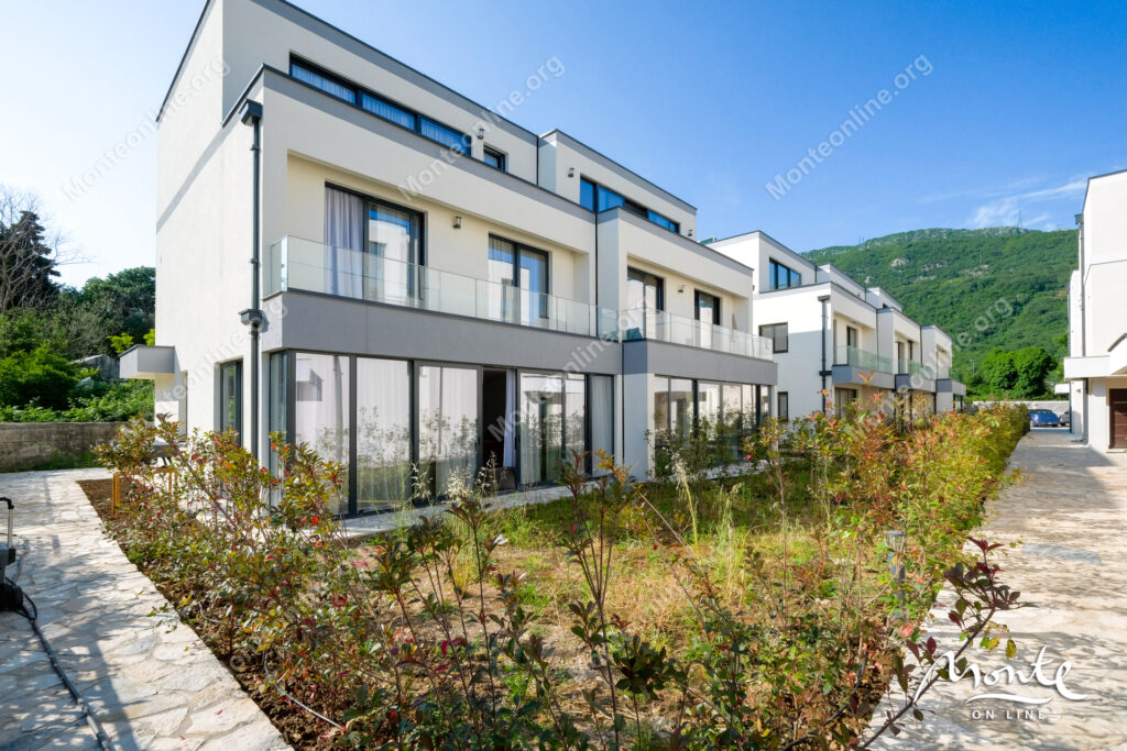 eksklyuzivnyj taunhaus v zakrytom komplekse s bassejnom v lastve grbalskoj chernogoriya 03