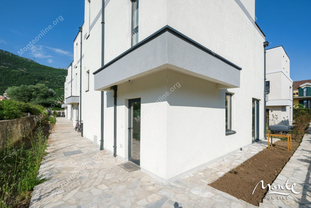 eksklyuzivnyj taunhaus v zakrytom komplekse s bassejnom v lastve grbalskoj chernogoriya 43