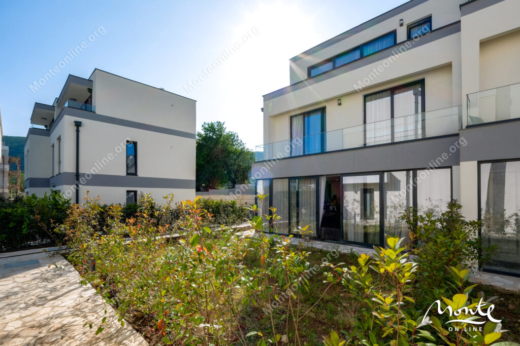 eksklyuzivnyj taunhaus v zakrytom komplekse s bassejnom v lastve grbalskoj chernogoriya 44