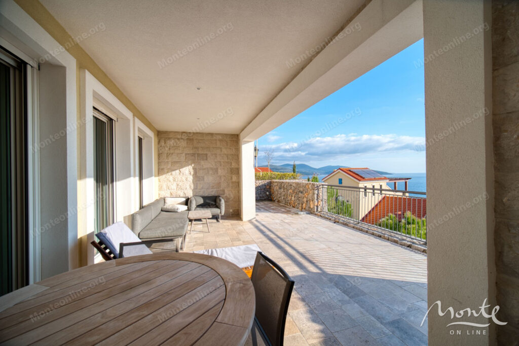 kvartira s 2 spalnyami vidom na more i sadom v marina village lustica bay 03