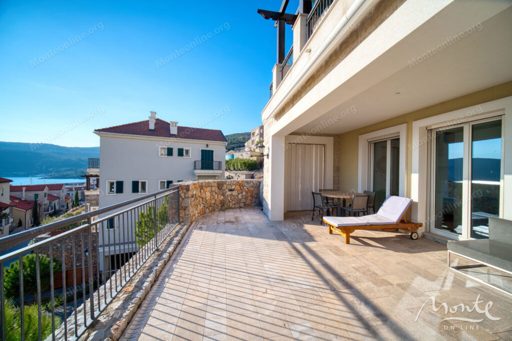 kvartira s 2 spalnyami vidom na more i sadom v marina village lustica bay 04