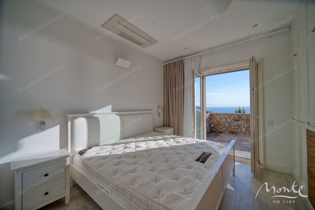 kvartira s 2 spalnyami vidom na more i sadom v marina village lustica bay 07