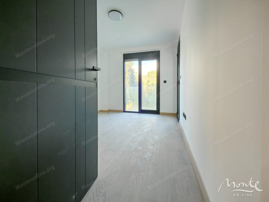 novaya kvartira s 3 spalnyami terrasami i parkovkoj v elitnom zhilom komplekse podgoricza 13