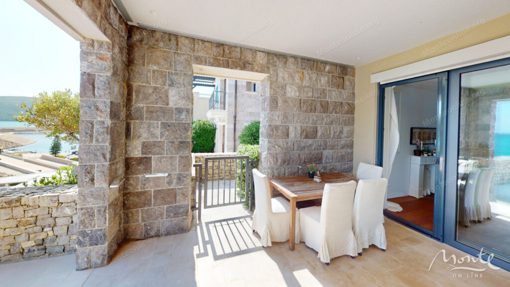 prostornaya 2 spalnaya kvartira s vidom na more v marina village lustica bay 07