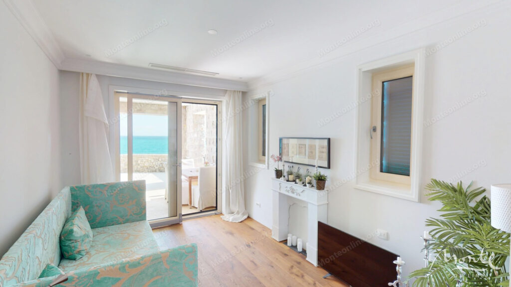 prostornaya 2 spalnaya kvartira s vidom na more v marina village lustica bay 15