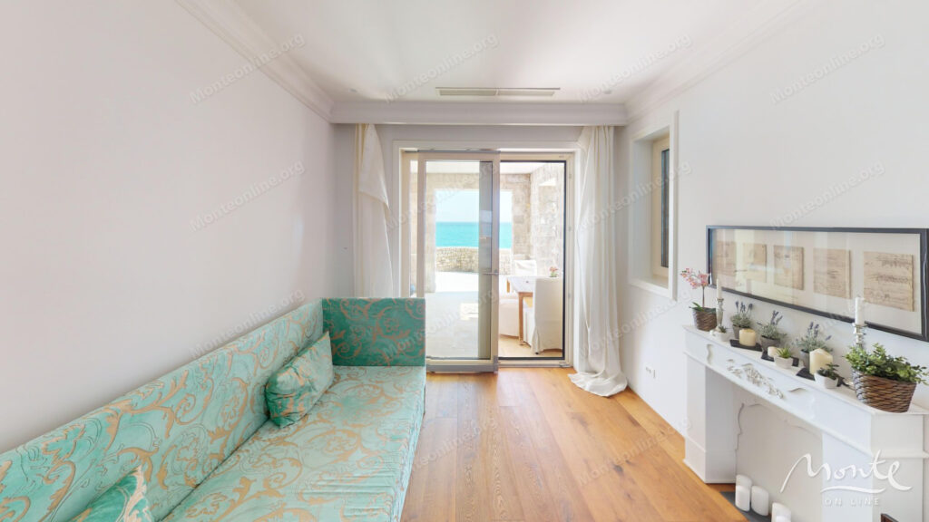 prostornaya 2 spalnaya kvartira s vidom na more v marina village lustica bay 16