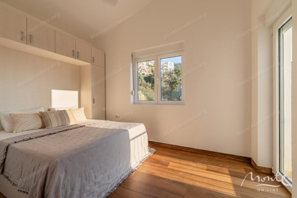 prostornaya 2 spalnaya kvartira v przhno s vidom na more 06