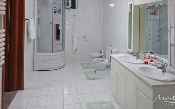 prostornaya 3 etazhnaya villa s sadom bassejnom i vidom na more v utehe bar 25