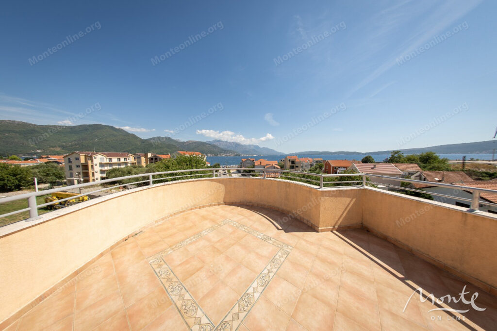 prostornaya kvartira s 2 spalnyami i vidom na more v biele herczeg novi 01