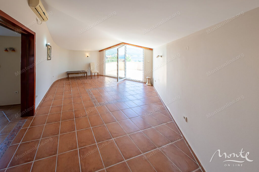 prostornaya kvartira s 2 spalnyami i vidom na more v biele herczeg novi 03