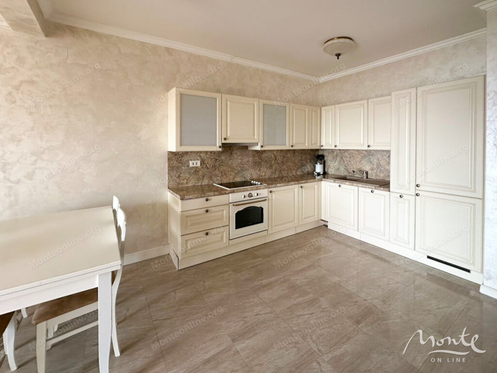 prostornaya kvartira s 3 spalnyami i vidom na more v bechichi 05