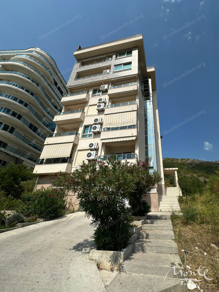 prostornaya kvartira s 3 spalnyami i vidom na more v bechichi 16