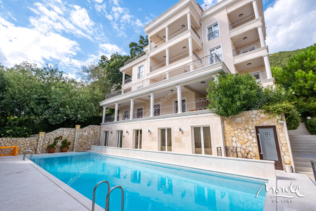 prostornye apartamenty s 3 spalnyami v komplekse s bassejnom dzhenovichi 02