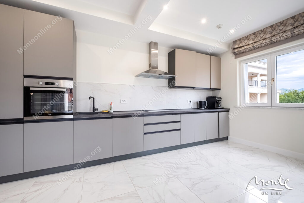 prostornye apartamenty s 3 spalnyami v komplekse s bassejnom dzhenovichi 19