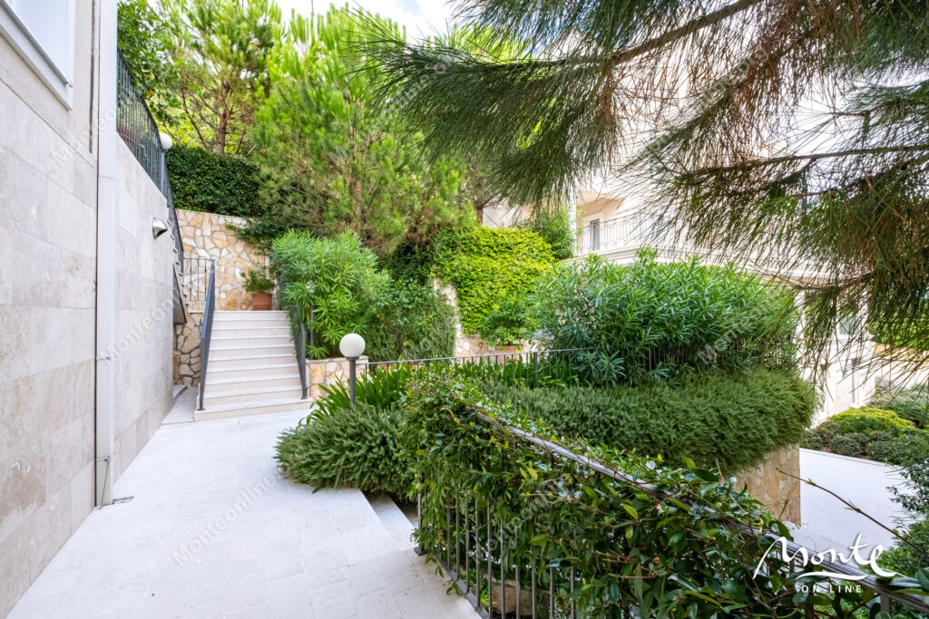 prostornye apartamenty s 3 spalnyami v komplekse s bassejnom dzhenovichi 36