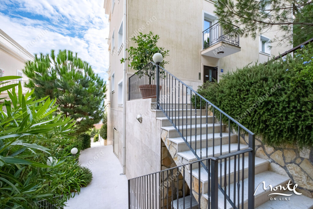 prostornye apartamenty s 3 spalnyami v komplekse s bassejnom dzhenovichi 37