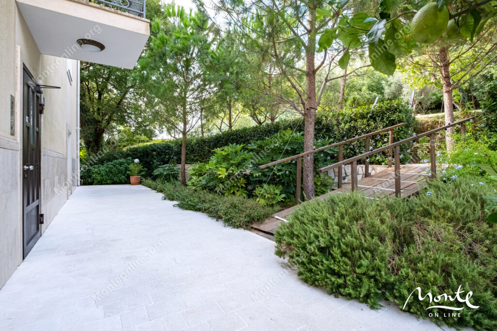 prostornye apartamenty s 3 spalnyami v komplekse s bassejnom dzhenovichi 38