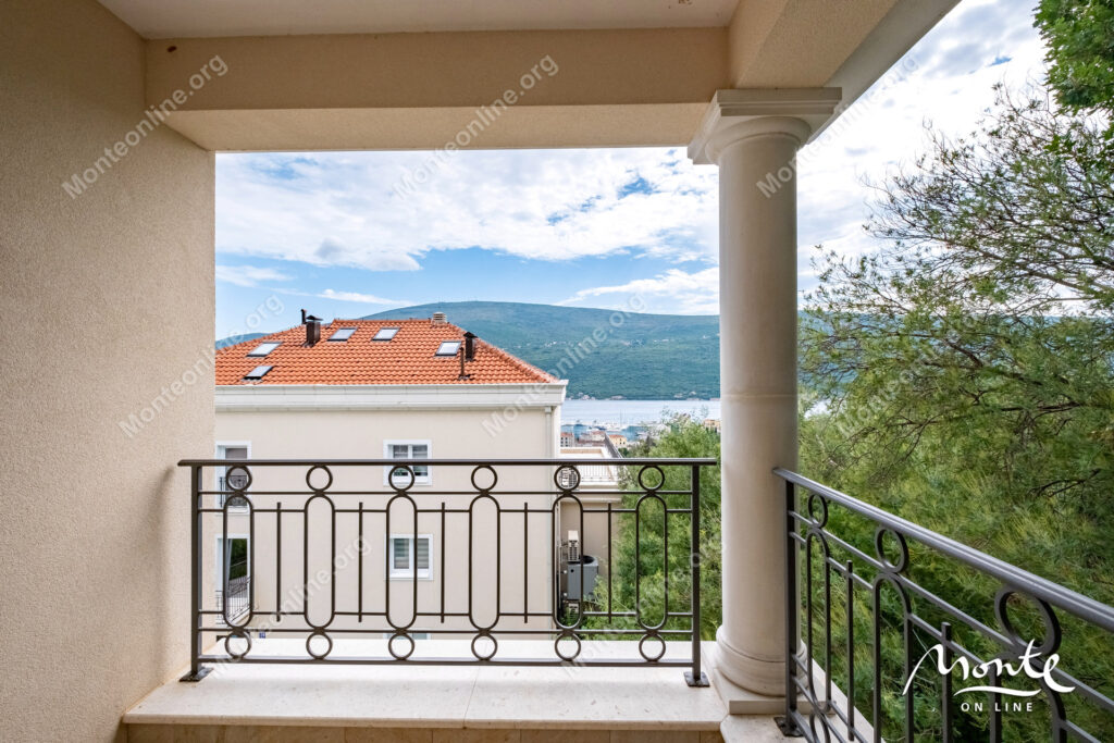 prostornye apartamenty s 3 spalnyami v komplekse s bassejnom dzhenovichi 40