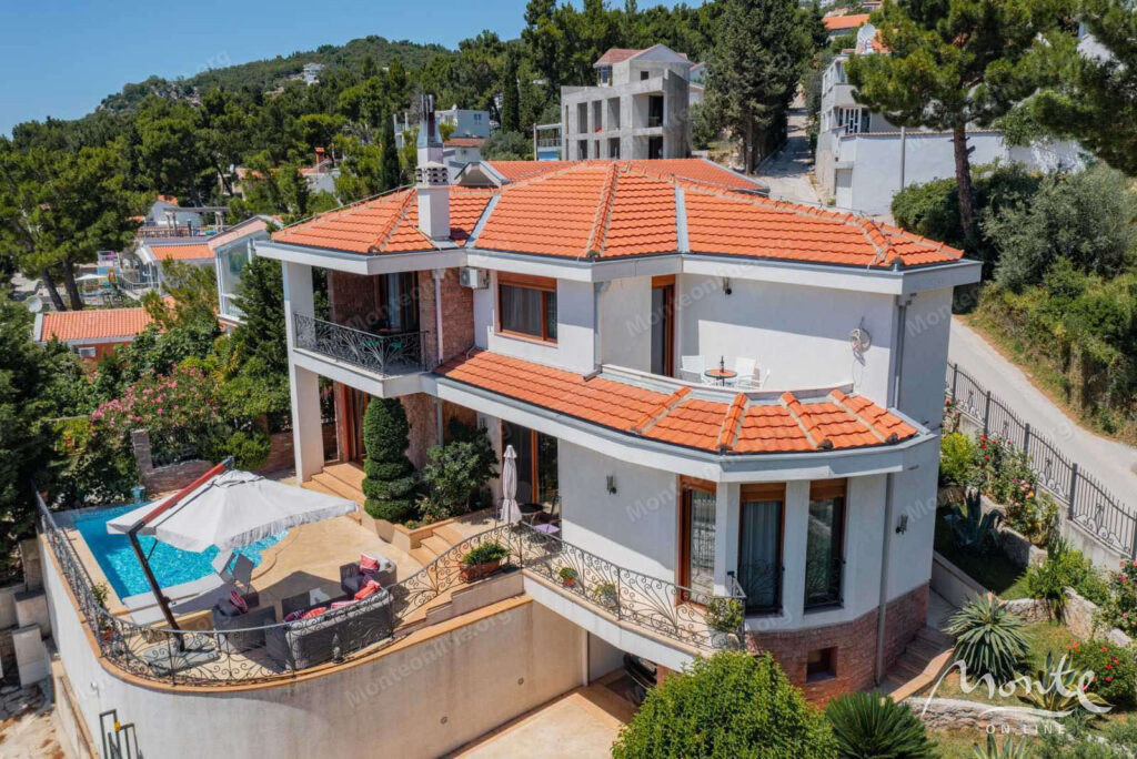 prostornyj dom s vidom na more i apartamentami dlya arendy v shushane bar 01