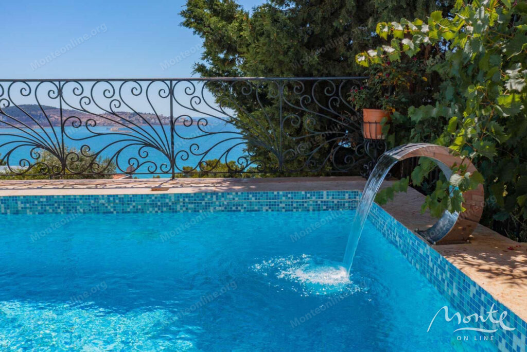 prostornyj dom s vidom na more i apartamentami dlya arendy v shushane bar 04