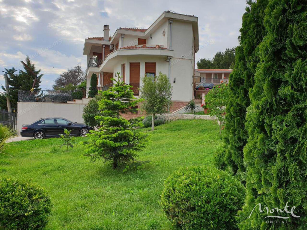 prostornyj dom s vidom na more i apartamentami dlya arendy v shushane bar 06